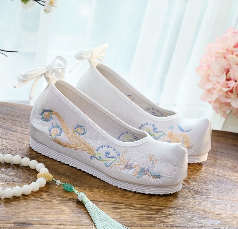 Vestuvinės bateliai su išsiuvinėtu fenikso raštu, viršutinė dalis iš medvilnės, guma padas, 6–8 cm kulno aukštis, užpakalinis dirželis