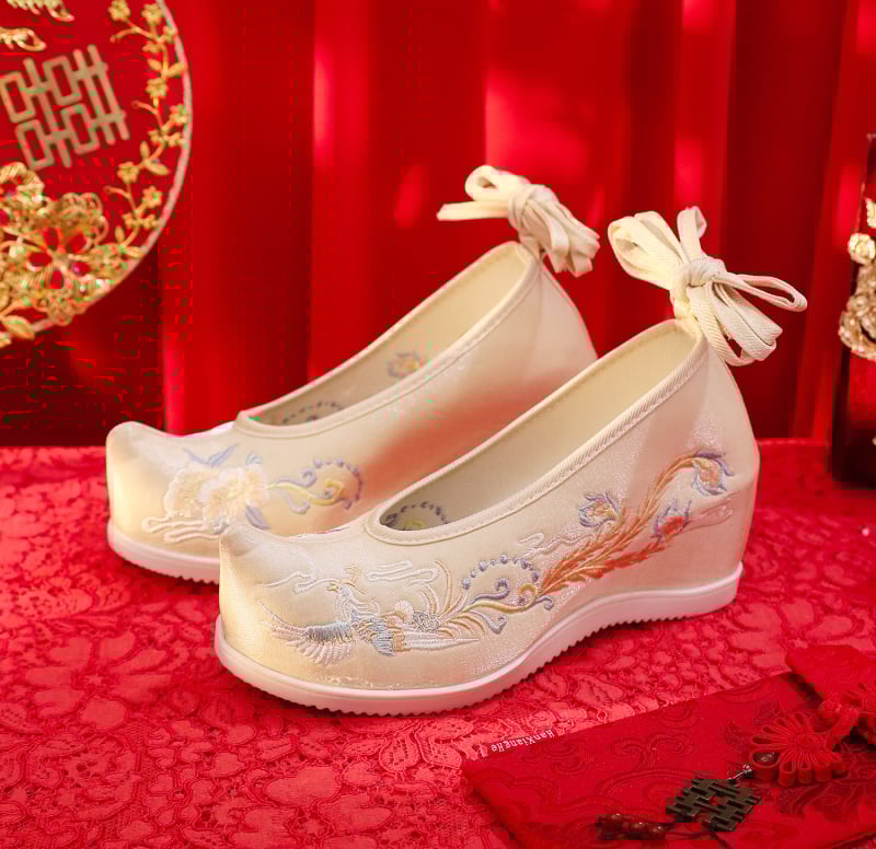 Vestuvinės bateliai su išsiuvinėtu fenikso raštu, viršutinė dalis iš medvilnės, guma padas, 6–8 cm kulno aukštis, užpakalinis dirželis