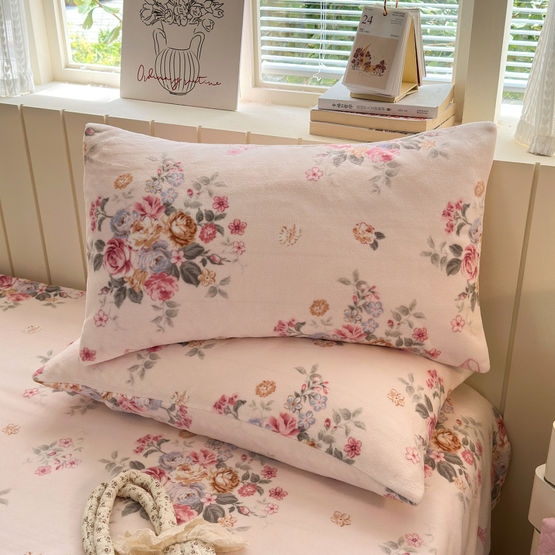 Navlaka za jastuk od velūra – Milk Velvet; Marke: Zhuang jie; Glavni materijal: 99% poliester; Materijal: velur; Proces tkanja: tisak; Reaktivni tisak i bojanje; Privatna marka: Da; Kategorija: Navlaka za jastuk