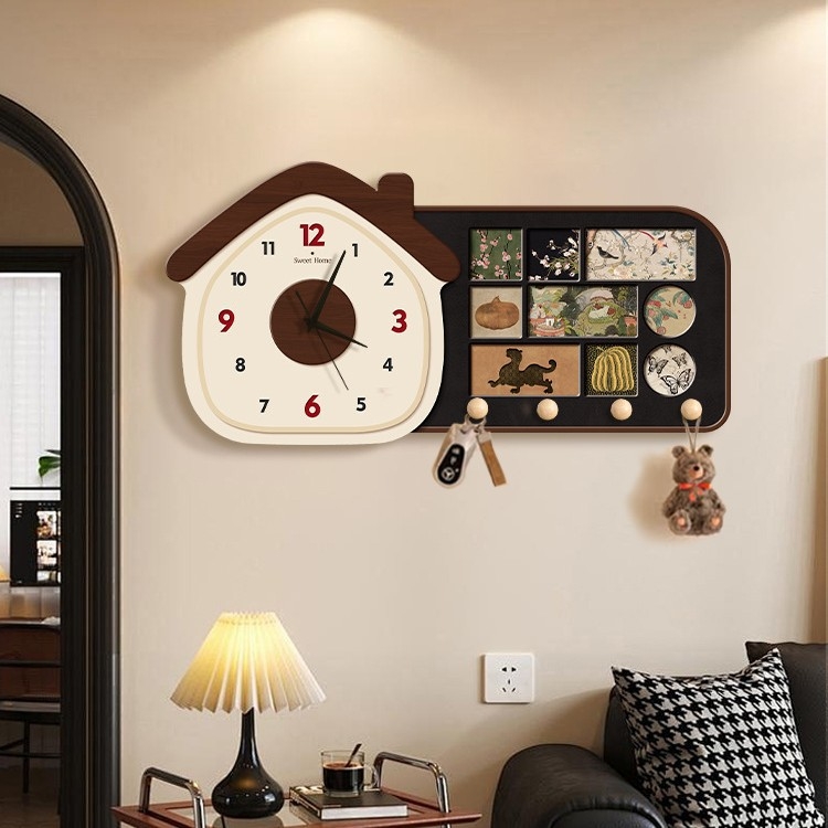 Zidni sat – antički stil, drveni brojčanik, kristalno ogledalo; napajanje baterijom, glatko kretanje sekundne kazaljke, analogni prikaz