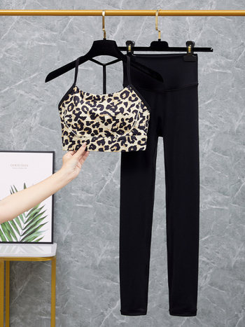 Moterų sporto jogos komplektas su integruota krūtinės pagalvėle ir kelnėmis — greitas džiūvimas, kvėpuojantis, ultra lengvas, drėgmės šalinimas