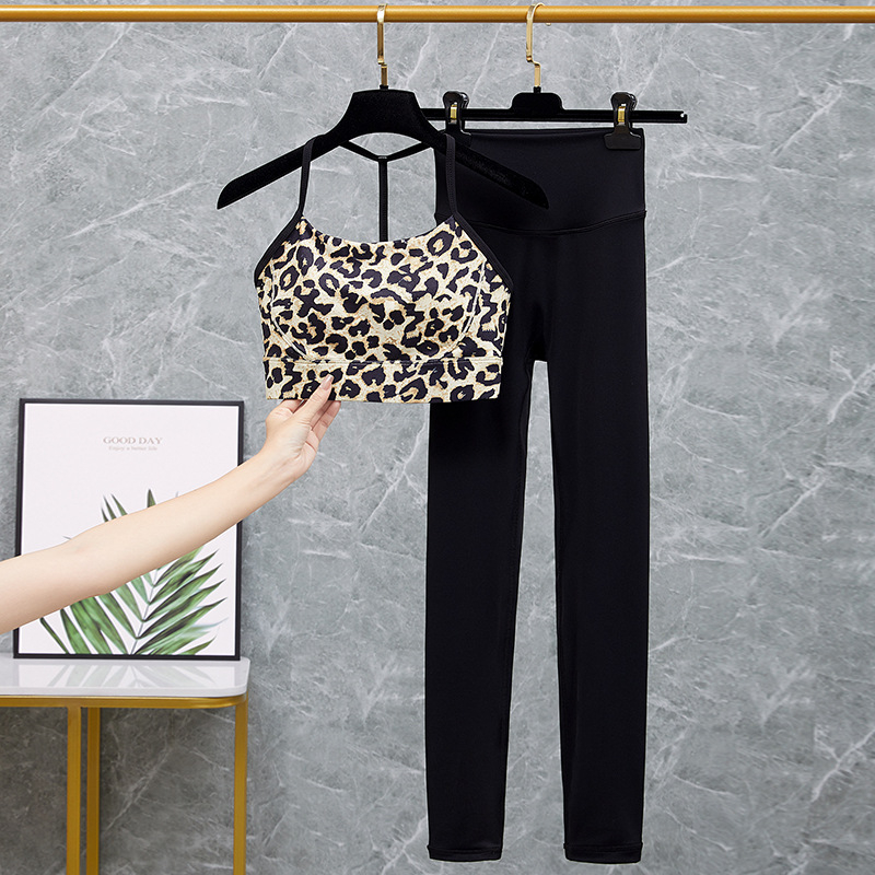 Moterų sporto jogos komplektas su integruota krūtinės pagalvėle ir kelnėmis — greitas džiūvimas, kvėpuojantis, ultra lengvas, drėgmės šalinimas