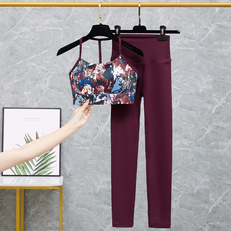 Moterų sporto jogos komplektas su integruota krūtinės pagalvėle ir kelnėmis — greitas džiūvimas, kvėpuojantis, ultra lengvas, drėgmės šalinimas