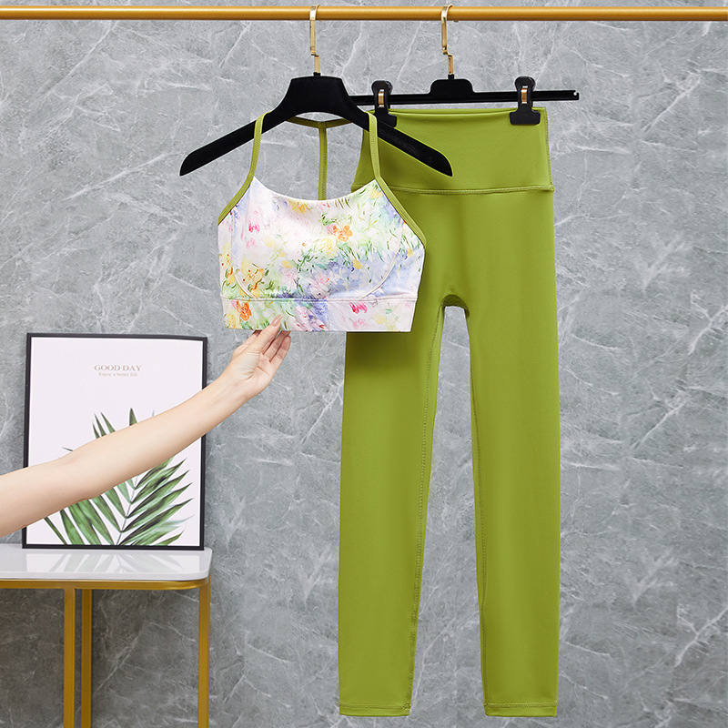 Moterų sporto jogos komplektas su integruota krūtinės pagalvėle ir kelnėmis — greitas džiūvimas, kvėpuojantis, ultra lengvas, drėgmės šalinimas