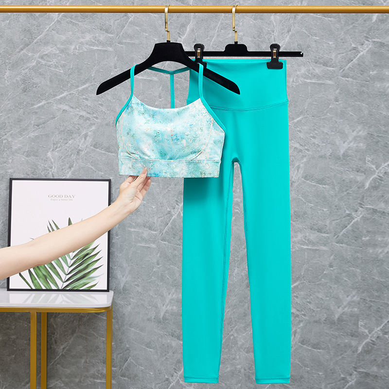 Moterų sporto jogos komplektas su integruota krūtinės pagalvėle ir kelnėmis — greitas džiūvimas, kvėpuojantis, ultra lengvas, drėgmės šalinimas