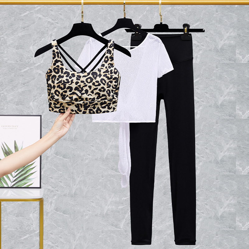 Moterų sporto jogos komplektas su integruota krūtinės pagalvėle ir kelnėmis — greitas džiūvimas, kvėpuojantis, ultra lengvas, drėgmės šalinimas