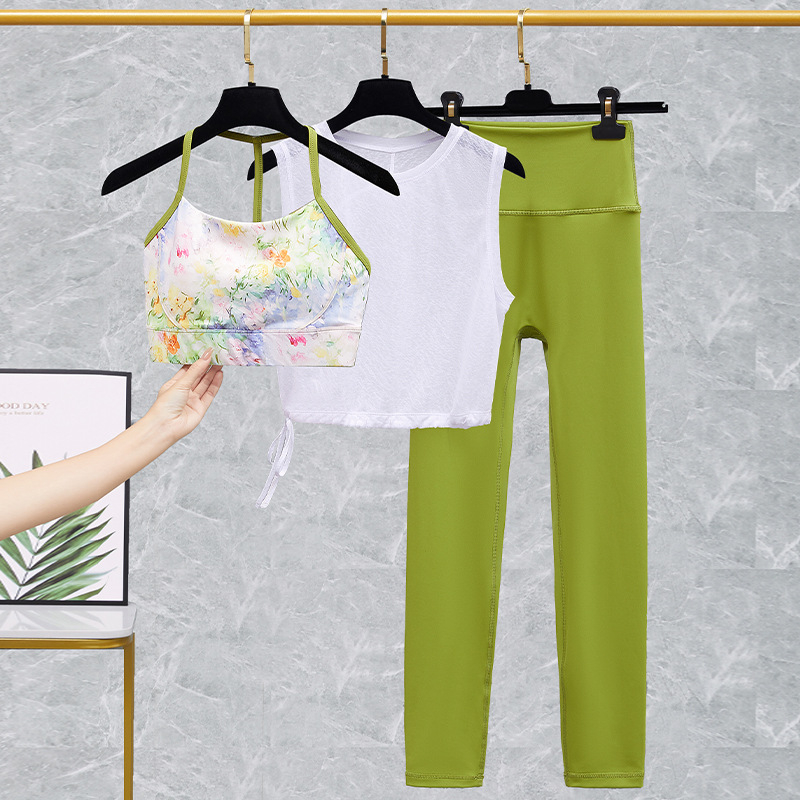 Moterų sporto jogos komplektas su integruota krūtinės pagalvėle ir kelnėmis — greitas džiūvimas, kvėpuojantis, ultra lengvas, drėgmės šalinimas