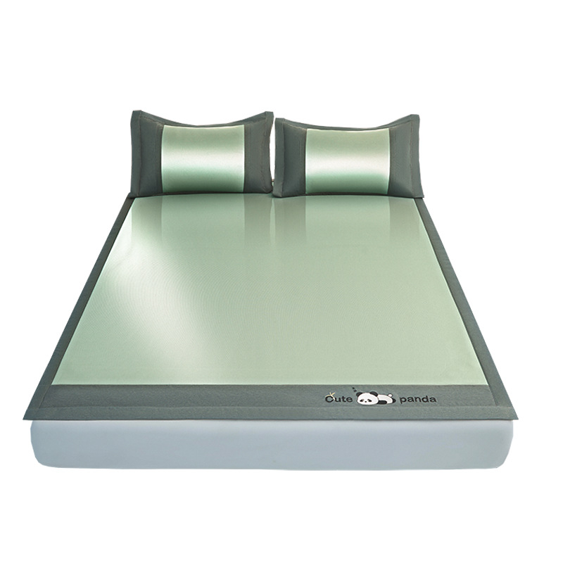 Мат за легло от химически влакна с усещане ледено копринено, двустранен, модерен минималистичен стил, маши́нно пране, принт модел, летно–зимна двойна употреба.