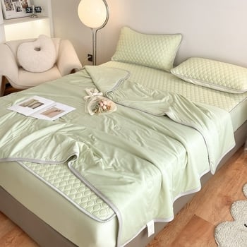 Latekso vėsinantis patalynės komplektas — daugiau kaip 90% natūralaus latekso, spausdinta audinio medžiaga, šiuolaikiškas minimalistinis stilius; prieinamas kaip 3 dalių arba 4 dalių komplektas; tinka įvairių lovų dydžių