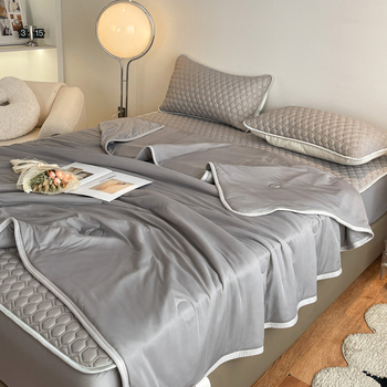 Latekso vėsinantis patalynės komplektas — daugiau kaip 90% natūralaus latekso, spausdinta audinio medžiaga, šiuolaikiškas minimalistinis stilius; prieinamas kaip 3 dalių arba 4 dalių komplektas; tinka įvairių lovų dydžių