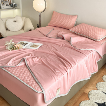 Latekso vėsinantis patalynės komplektas — daugiau kaip 90% natūralaus latekso, spausdinta audinio medžiaga, šiuolaikiškas minimalistinis stilius; prieinamas kaip 3 dalių arba 4 dalių komplektas; tinka įvairių lovų dydžių