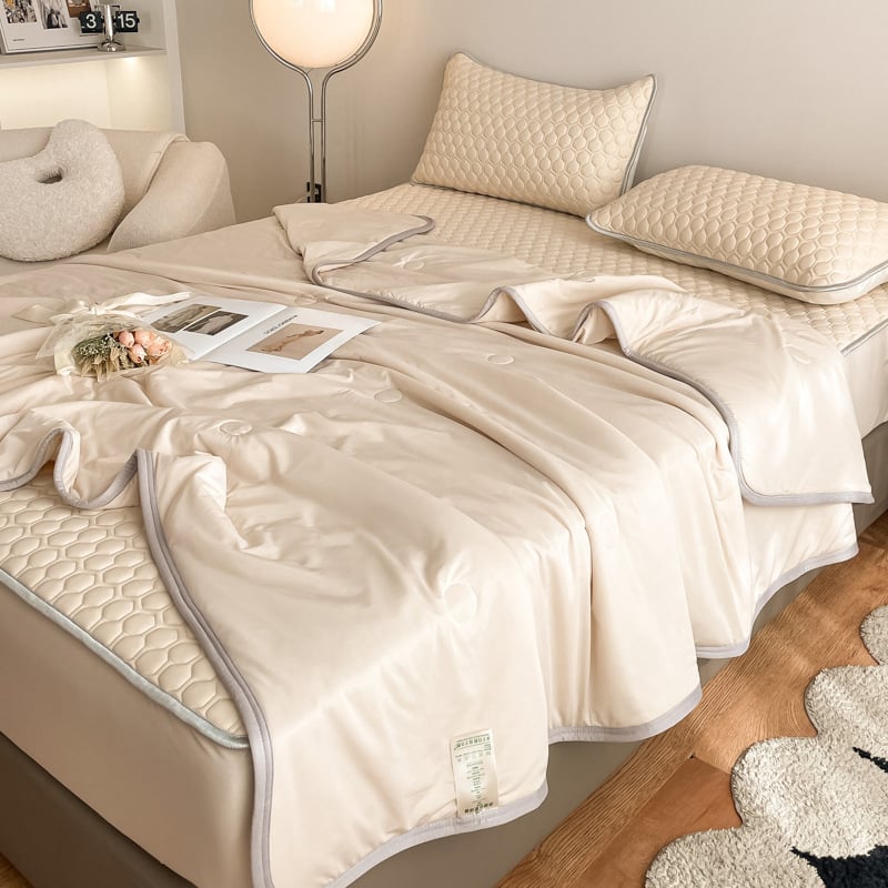 Latekso vėsinantis patalynės komplektas — daugiau kaip 90% natūralaus latekso, spausdinta audinio medžiaga, šiuolaikiškas minimalistinis stilius; prieinamas kaip 3 dalių arba 4 dalių komplektas; tinka įvairių lovų dydžių