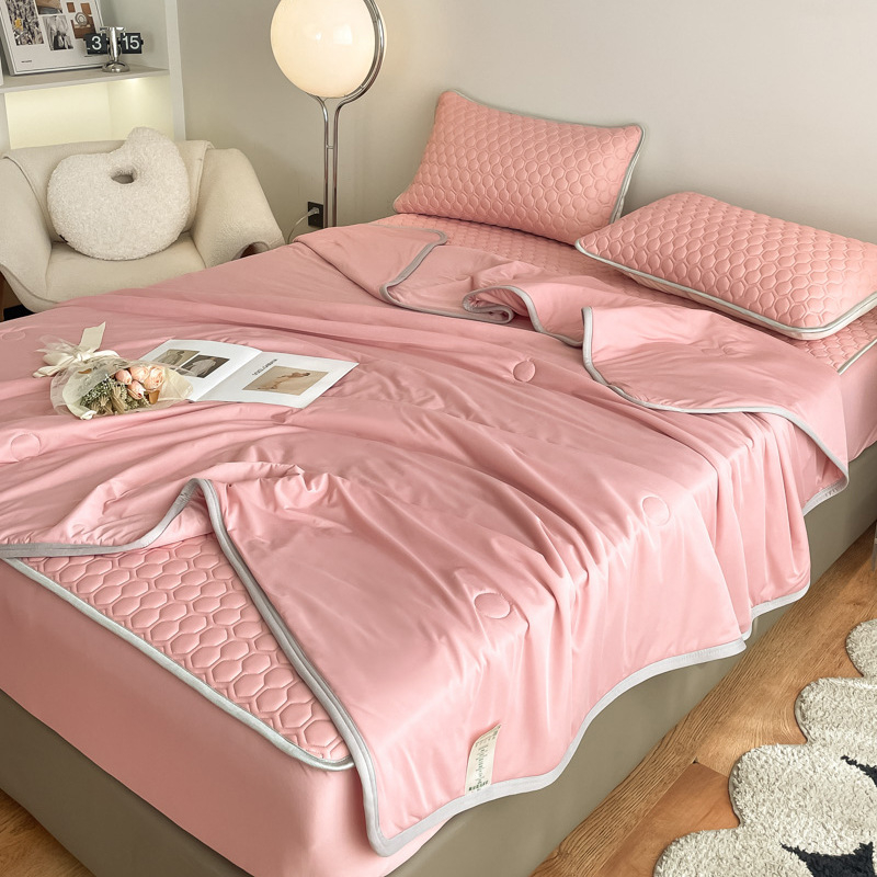 Latekso vėsinantis patalynės komplektas — daugiau kaip 90% natūralaus latekso, spausdinta audinio medžiaga, šiuolaikiškas minimalistinis stilius; prieinamas kaip 3 dalių arba 4 dalių komplektas; tinka įvairių lovų dydžių