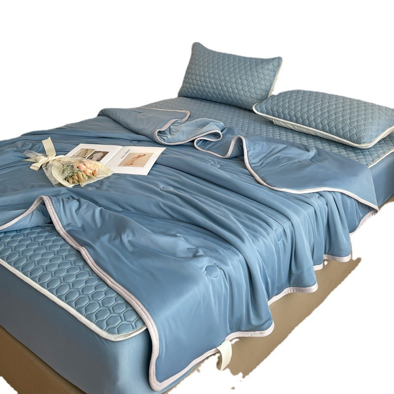 Latekso vėsinantis patalynės komplektas — daugiau kaip 90% natūralaus latekso, spausdinta audinio medžiaga, šiuolaikiškas minimalistinis stilius; prieinamas kaip 3 dalių arba 4 dalių komplektas; tinka įvairių lovų dydžių