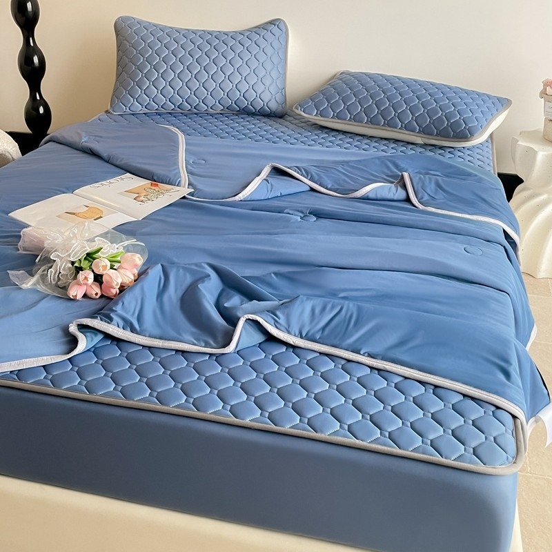 Latekso vėsinantis patalynės komplektas — daugiau kaip 90% natūralaus latekso, spausdinta audinio medžiaga, šiuolaikiškas minimalistinis stilius; prieinamas kaip 3 dalių arba 4 dalių komplektas; tinka įvairių lovų dydžių