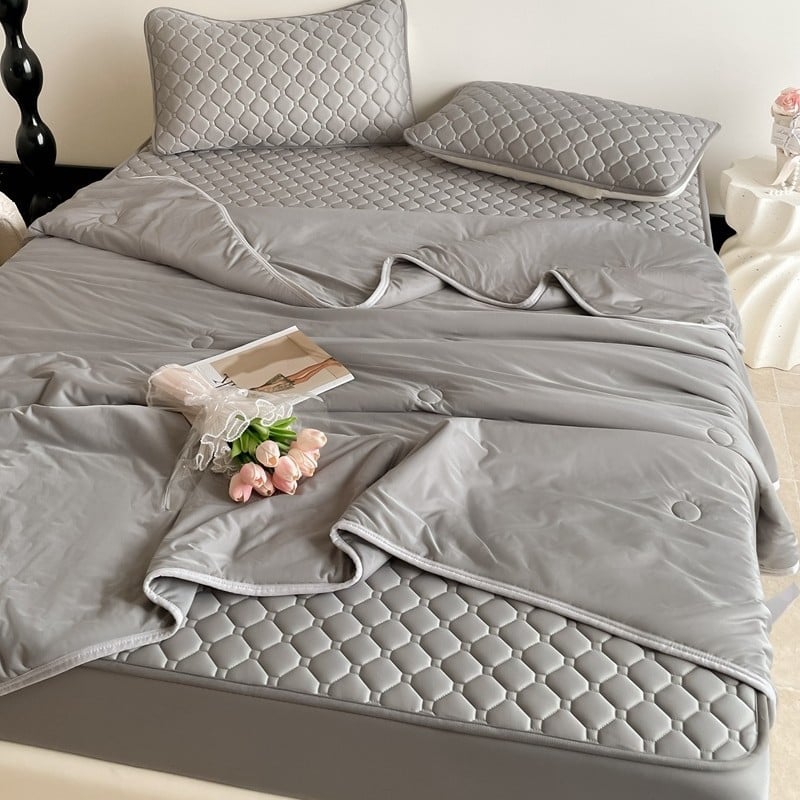 Latekso vėsinantis patalynės komplektas — daugiau kaip 90% natūralaus latekso, spausdinta audinio medžiaga, šiuolaikiškas minimalistinis stilius; prieinamas kaip 3 dalių arba 4 dalių komplektas; tinka įvairių lovų dydžių