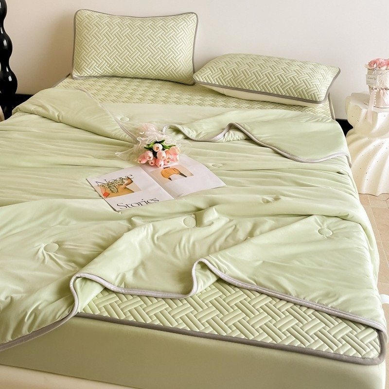 Latekso vėsinantis patalynės komplektas — daugiau kaip 90% natūralaus latekso, spausdinta audinio medžiaga, šiuolaikiškas minimalistinis stilius; prieinamas kaip 3 dalių arba 4 dalių komplektas; tinka įvairių lovų dydžių