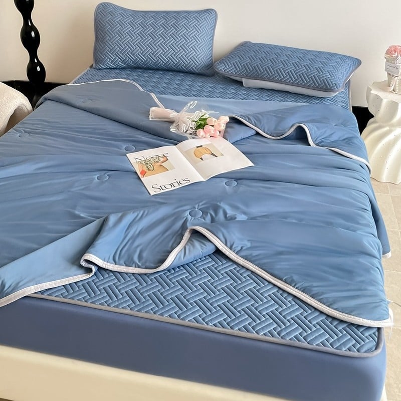 Latekso vėsinantis patalynės komplektas — daugiau kaip 90% natūralaus latekso, spausdinta audinio medžiaga, šiuolaikiškas minimalistinis stilius; prieinamas kaip 3 dalių arba 4 dalių komplektas; tinka įvairių lovų dydžių