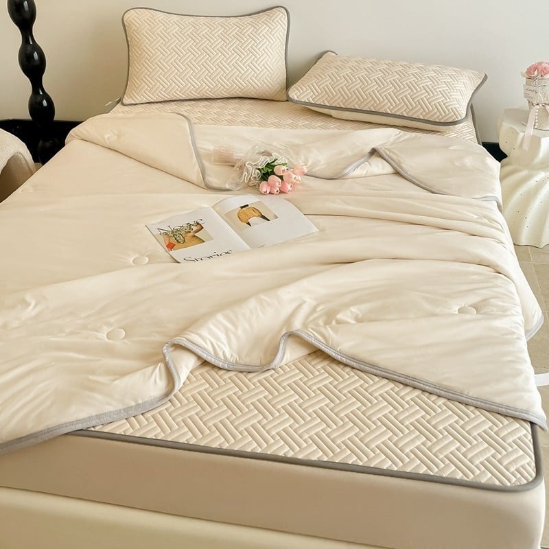 Latekso vėsinantis patalynės komplektas — daugiau kaip 90% natūralaus latekso, spausdinta audinio medžiaga, šiuolaikiškas minimalistinis stilius; prieinamas kaip 3 dalių arba 4 dalių komplektas; tinka įvairių lovų dydžių