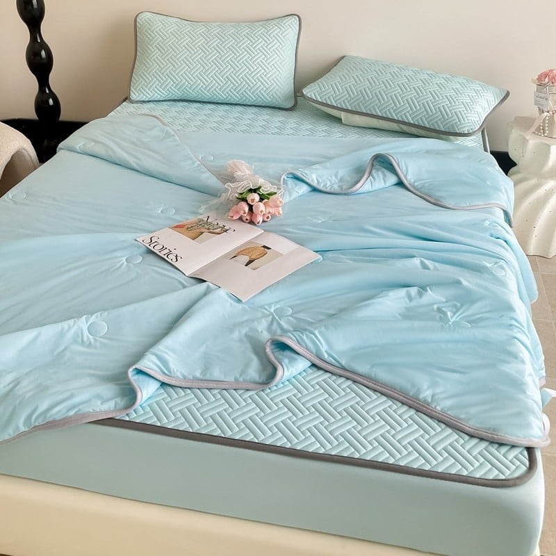 Latekso vėsinantis patalynės komplektas — daugiau kaip 90% natūralaus latekso, spausdinta audinio medžiaga, šiuolaikiškas minimalistinis stilius; prieinamas kaip 3 dalių arba 4 dalių komplektas; tinka įvairių lovų dydžių