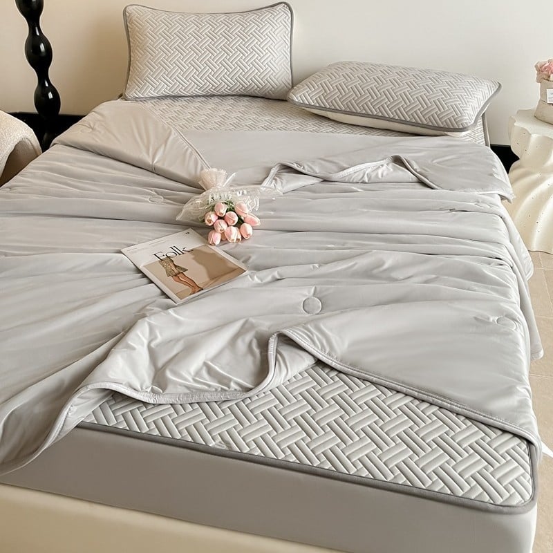 Latekso vėsinantis patalynės komplektas — daugiau kaip 90% natūralaus latekso, spausdinta audinio medžiaga, šiuolaikiškas minimalistinis stilius; prieinamas kaip 3 dalių arba 4 dalių komplektas; tinka įvairių lovų dydžių