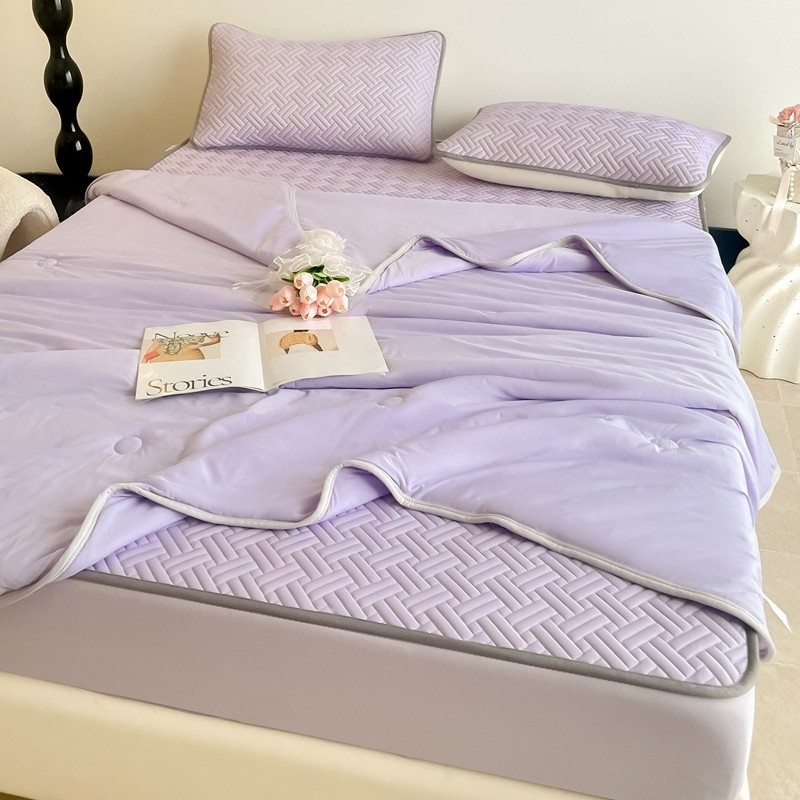 Latekso vėsinantis patalynės komplektas — daugiau kaip 90% natūralaus latekso, spausdinta audinio medžiaga, šiuolaikiškas minimalistinis stilius; prieinamas kaip 3 dalių arba 4 dalių komplektas; tinka įvairių lovų dydžių