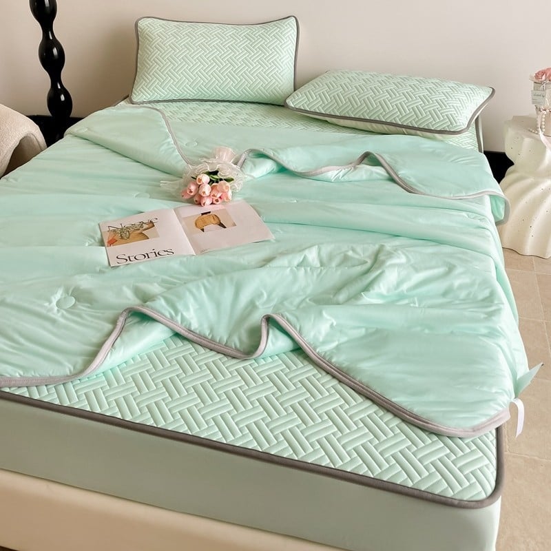 Latekso vėsinantis patalynės komplektas — daugiau kaip 90% natūralaus latekso, spausdinta audinio medžiaga, šiuolaikiškas minimalistinis stilius; prieinamas kaip 3 dalių arba 4 dalių komplektas; tinka įvairių lovų dydžių