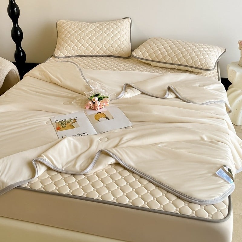 Latekso vėsinantis patalynės komplektas — daugiau kaip 90% natūralaus latekso, spausdinta audinio medžiaga, šiuolaikiškas minimalistinis stilius; prieinamas kaip 3 dalių arba 4 dalių komplektas; tinka įvairių lovų dydžių