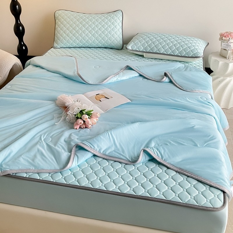 Latekso vėsinantis patalynės komplektas — daugiau kaip 90% natūralaus latekso, spausdinta audinio medžiaga, šiuolaikiškas minimalistinis stilius; prieinamas kaip 3 dalių arba 4 dalių komplektas; tinka įvairių lovų dydžių