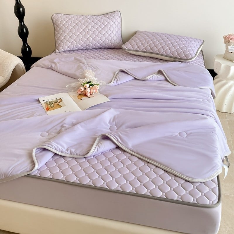 Latekso vėsinantis patalynės komplektas — daugiau kaip 90% natūralaus latekso, spausdinta audinio medžiaga, šiuolaikiškas minimalistinis stilius; prieinamas kaip 3 dalių arba 4 dalių komplektas; tinka įvairių lovų dydžių