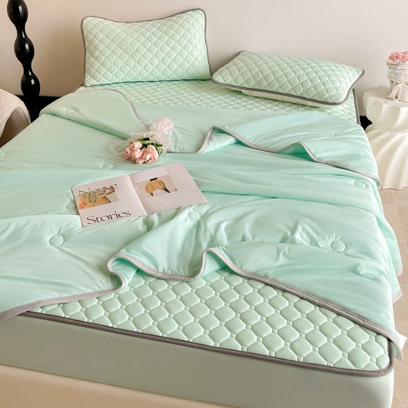 Latekso vėsinantis patalynės komplektas — daugiau kaip 90% natūralaus latekso, spausdinta audinio medžiaga, šiuolaikiškas minimalistinis stilius; prieinamas kaip 3 dalių arba 4 dalių komplektas; tinka įvairių lovų dydžių