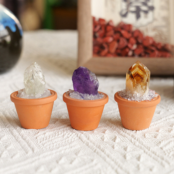 Nyers kristálykő autódísz és asztali mini táj kerámiaedényben – modern minimalista stílus