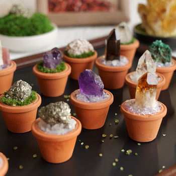 Nyers kristálykő autódísz és asztali mini táj kerámiaedényben – modern minimalista stílus