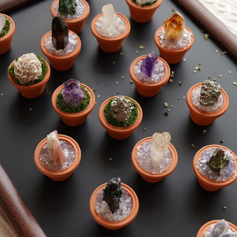 Nyers kristálykő autódísz és asztali mini táj kerámiaedényben – modern minimalista stílus