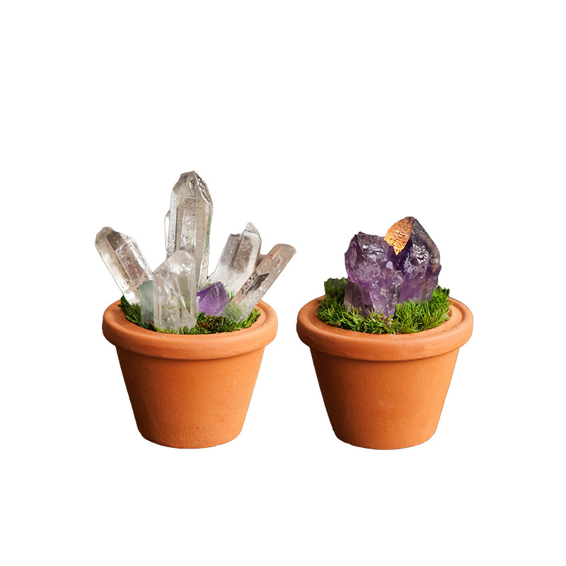 Nyers kristálykő autódísz és asztali mini táj kerámiaedényben – modern minimalista stílus