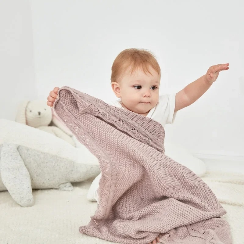 Dječja deka s izvezenim logom, pletena, unisex, otporna na vjetar, akrilna vlakna, 0,25 kg, za sve sezone