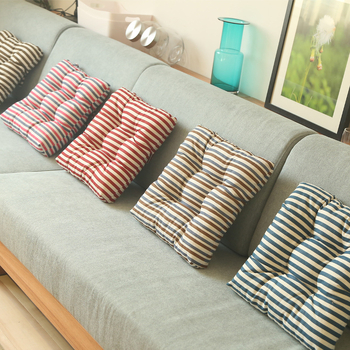 Biuro kėdės pagalvėlė iš kvėpuojančios medžiagos su sagtimi; užpildas 81-90%