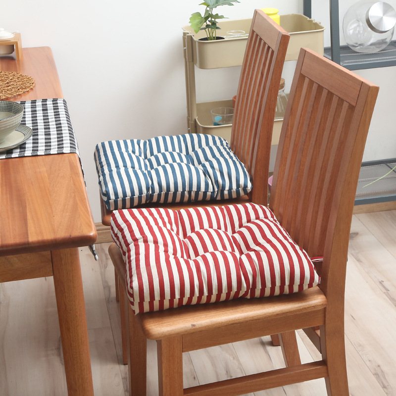 Biuro kėdės pagalvėlė iš kvėpuojančios medžiagos su sagtimi; užpildas 81-90%