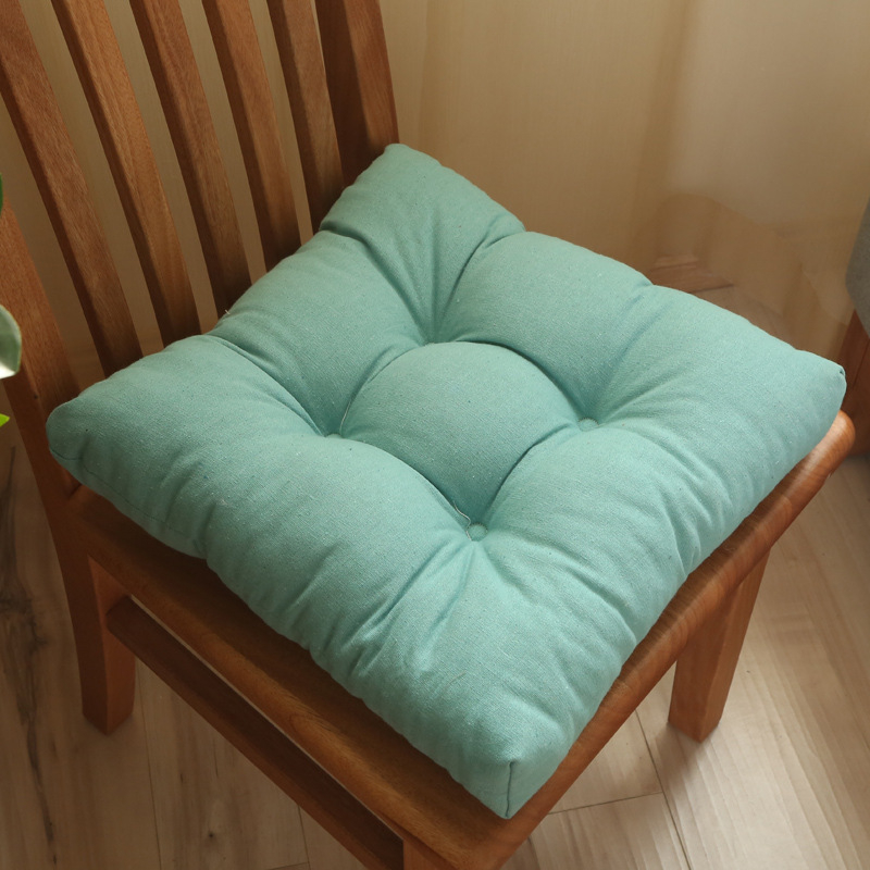 Biuro kėdės pagalvėlė iš kvėpuojančios medžiagos su sagtimi; užpildas 81-90%