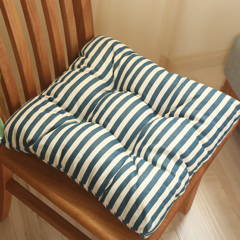 Biuro kėdės pagalvėlė iš kvėpuojančios medžiagos su sagtimi; užpildas 81-90%