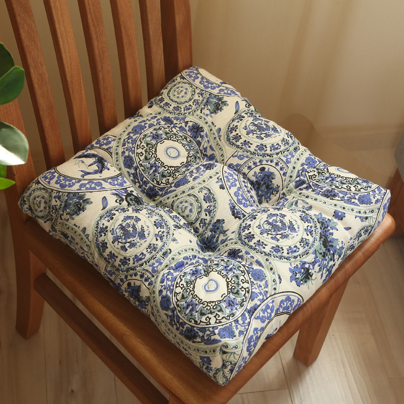 Biuro kėdės pagalvėlė iš kvėpuojančios medžiagos su sagtimi; užpildas 81-90%