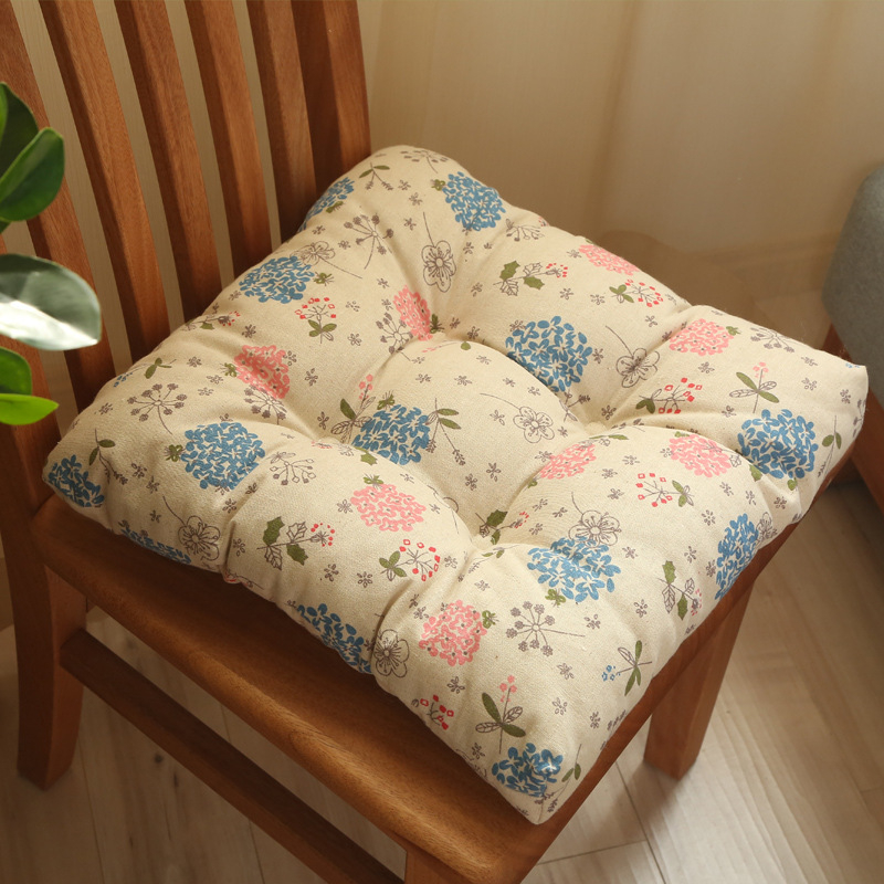 Biuro kėdės pagalvėlė iš kvėpuojančios medžiagos su sagtimi; užpildas 81-90%