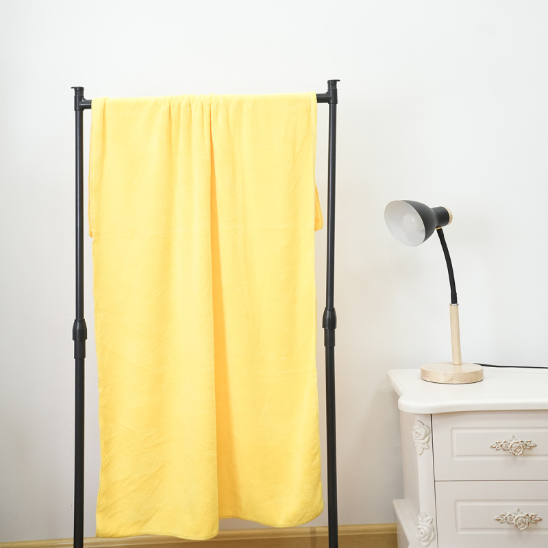 Kupaonski i plažni ručnik, coral fleece, upijajući i brzo sušenje, 100D, 80% poliester + 20% poliamid, 200–300 g, prilagođavanje dostupno