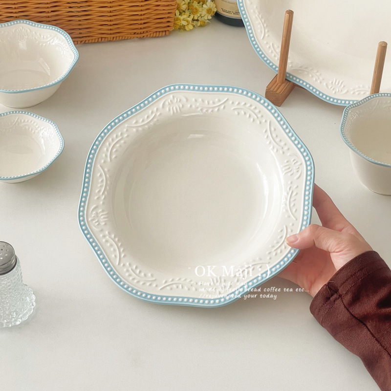 Porcelanski desertni tanjur, plitkog oblika, kružnog oblika, s podglazurnim završnim premazom, pogodan za mikrovalnu