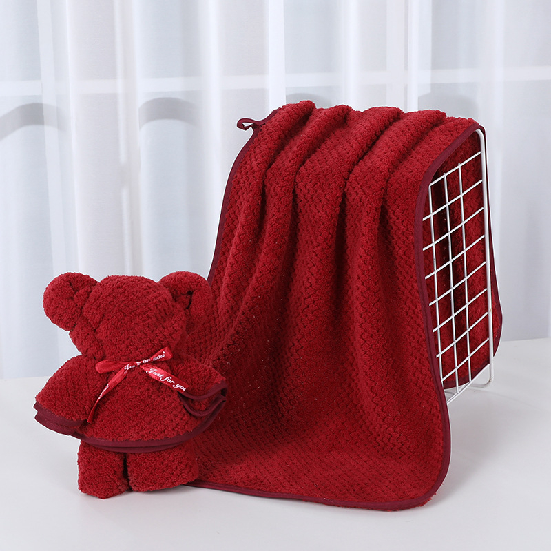 Koralinis flisinis kvadratinis rankšluostis vestuvėms – sugeriantis, 70 g, logotipo spauda, siūtas kraštas