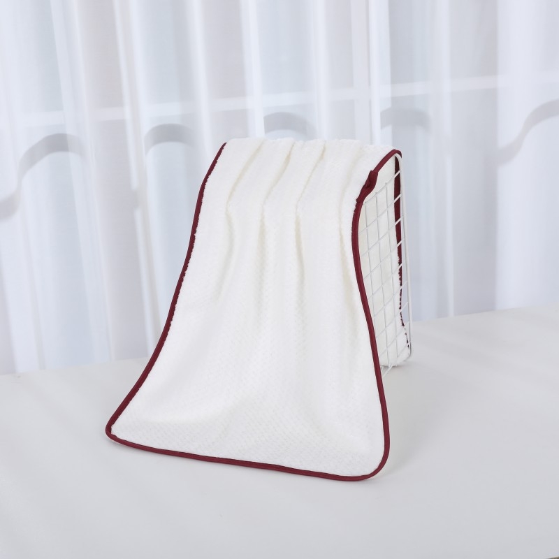 Koralinis flisinis kvadratinis rankšluostis vestuvėms – sugeriantis, 70 g, logotipo spauda, siūtas kraštas