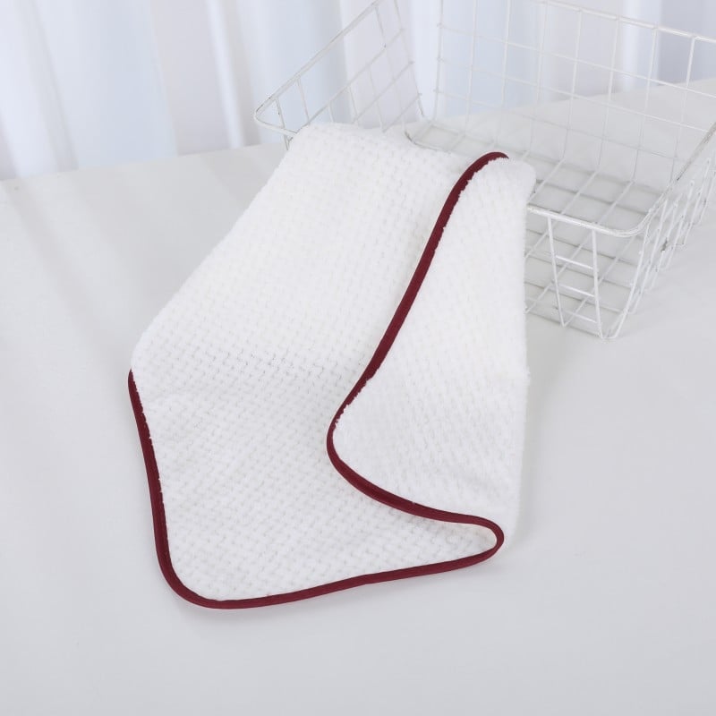 Koralinis flisinis kvadratinis rankšluostis vestuvėms – sugeriantis, 70 g, logotipo spauda, siūtas kraštas