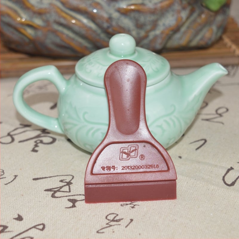 Šepetėlis arbatos padėkliui su guminiu krašteliu ir plastikinis šepetėlis – arbatos staliukui ir arbatos likučiams šalinti