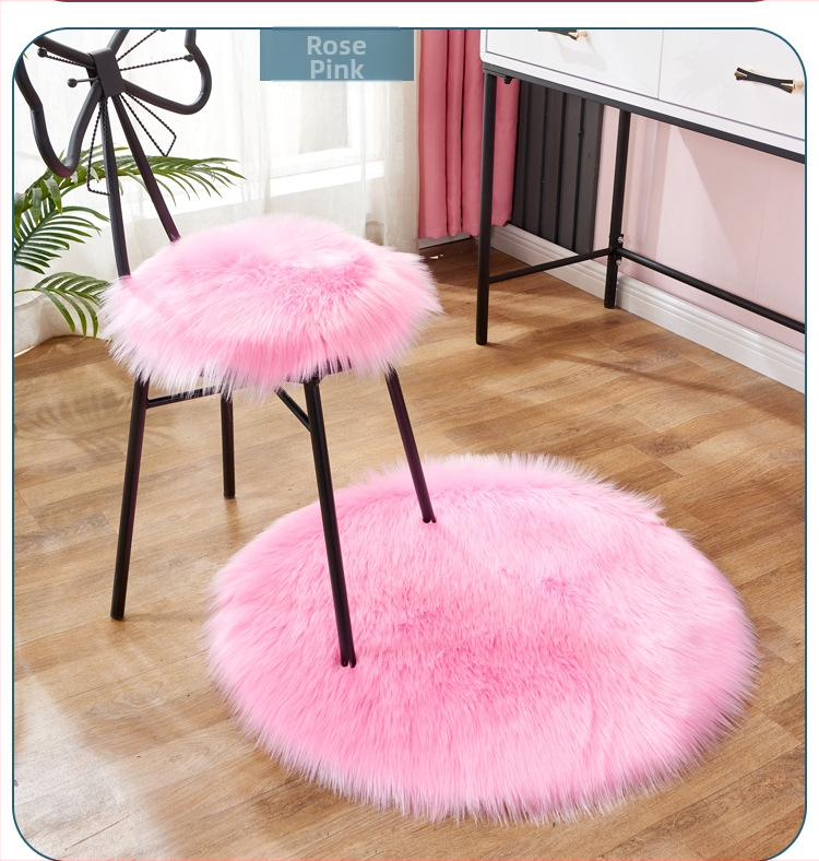 Kėdės pagalvė, apvali pūkuota, neslystanti, imitacija vilnos; Medžiaga: poliakrilonitrilo pluoštas; Užpildas: 100%; Raštas: vienarūšis; Pritaikoma; Tinka kombinuotai sofai