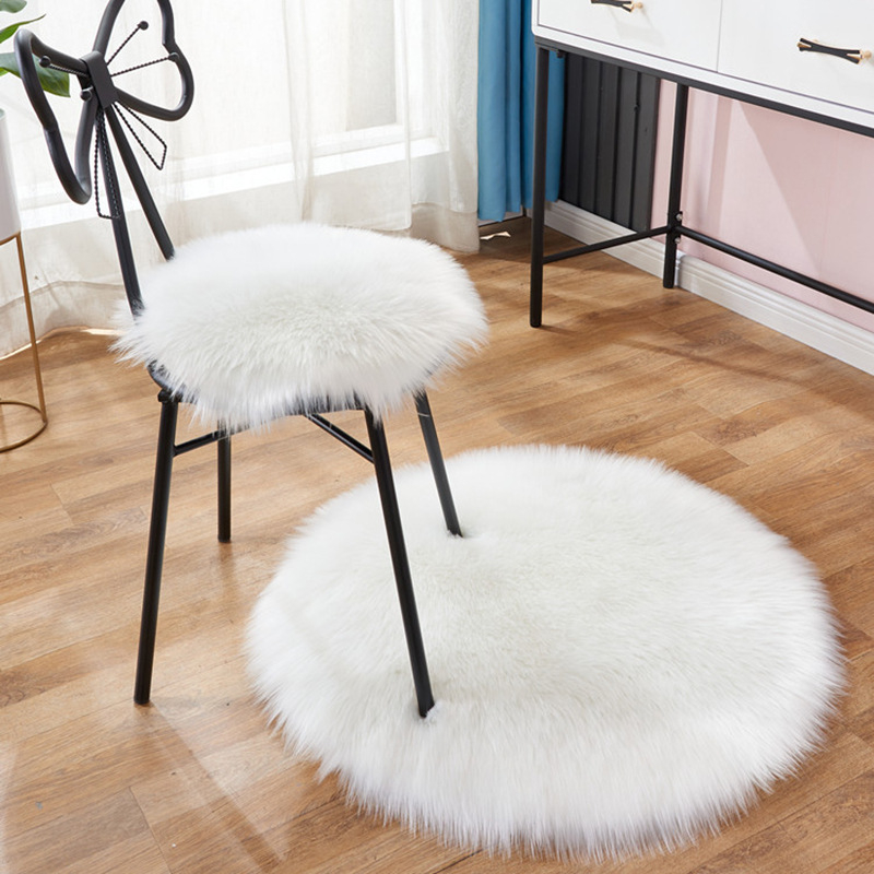 Kėdės pagalvė, apvali pūkuota, neslystanti, imitacija vilnos; Medžiaga: poliakrilonitrilo pluoštas; Užpildas: 100%; Raštas: vienarūšis; Pritaikoma; Tinka kombinuotai sofai